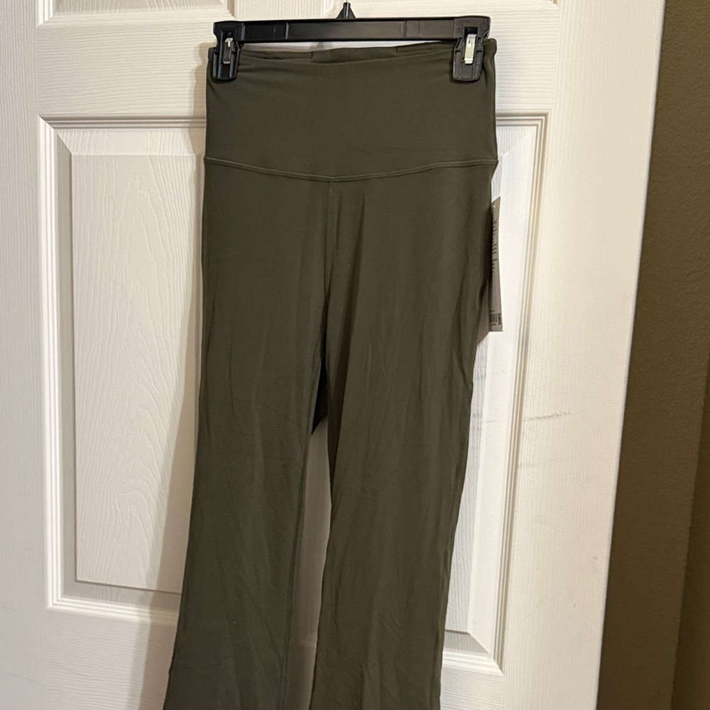 Lululemon Groove SHR align cropped 23”